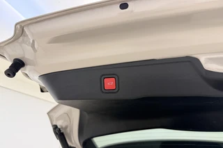 Jeep Avenger 1.2 e-Hybrid 110pk Automaat Summit | Navigatie | Achteruitrijcamera | Adapt. Cruise control | Climate control | Elektrische achterklep | Keyless | 18" Lichtmetalen velgen | 8 jaar garantie / 16
