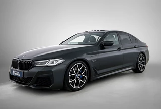 BMW 5-serie 545e xDrive High Executive M Sport | Dakraam | Camera | Autopilot | Stoel-/Stuurverwarming | CarPlay