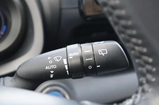 Toyota Yaris 1.5 HYBRID DYNAMIC LED LMV-16" APPLE/ANDROID KEYLESS NAVI ALL-SEASON DEALER ONDERHOUDEN / 24