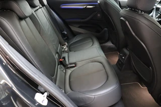 BMW X2 sDrive20i High Executive M Sport Pakket Automaat  / Navigatiesysteem Plus / Leder / Panoramadak / Stoelverwarming / LED / Harman Kardon / 19 Inch / Head-Up Display / Parkeersensoren voor+achter / Climate Control / Shadow Line / 17