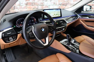 BMW 5 Serie Touring 520i High Executive Luxury Line Automaat  / Live Cockpit Professional / Laser Light / Cruise Control / Achteruitrijcamera / Stoelverwarming / Climate Control / Comfort Stoelen / Parking Assistant / 18 Inch / 14