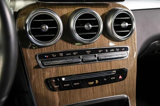 Mercedes GLC-klasse 350e 4MATIC AMG Premium Plus|Pano|verkoeling|Trekhaak|Leder / 50