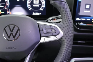 Volkswagen T-Roc 1.5 eTsi 150pk DSG R-Line First Edition Trekhaak Camera Keyless Stoelverwarming Virtual Cockpit Carplay / 19