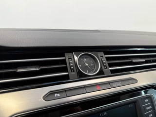 Volkswagen Passat Variant 1.4 TSI ACT Connected Series  R-line Carplay Navigatie 24 Maanden garantie* (Vraag naar de voorwaarden) / 12