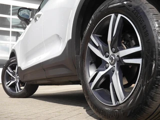Volvo XC40 1.5 T3 Momentum Business | Zwart dak | Navigatie | Adaptieve Cruise control | Camera | Elektrische achterklep | Elektrisch verstelbare stoelen met geheugen / 28