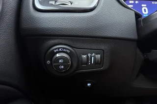 Jeep Compass 4xe 240 Plug-in Hybrid Electric S Automaat | Lederen bekleding | Trekhaak | Camera | Keyless | Lichtmetalen velgen black | Climate control / 23