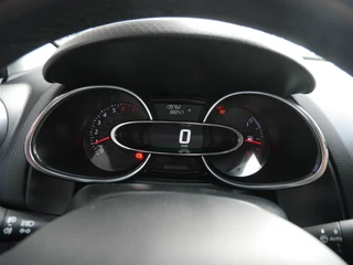 Renault Clio Estate 0.9 TCe Limited 90pk | Navigatie | Trekhaak | Airco | Cruise Control | Parkeerhulp achter | Extra getint glas | Lichtmetalen velgen / 21