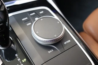 BMW 3 Serie Sedan 318i High Executive Luxury Line Automaat  / Live Cockpit Professional / Trekhaak / Stoelverwarming voor+achter / Achteruitrijcamera / Harman Kardon / Stuurverwarming / LED / Ambiance Verlichting / DAB / Sportstoelen / 22