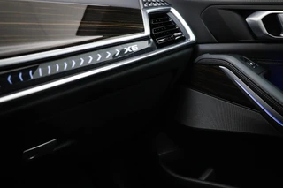 BMW X5 xDrive50e M-Sport | PANORAMADAK | HEAD UP | HOUTAFWERKING | ACHTERBANKVERWARMING | TREKHAAK | 360 CAMERA | 21" / 8
