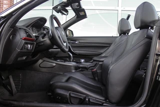 BMW 2-serie Cabrio 220i Sport | Origineel NL | Cruise control | Stoelverwarming | Xenon | Sportstoelen | HiFi audio | Navigatie Professional | Sportstuur | Chrome Line | Keyless entry / 14
