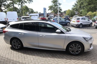 Ford Focus Wagon 155PK ST-LINE-X AUTOMAAT BTW PANODAK EL-ACHTERKLEP BLISS WINTERPACK HEAD-UP DISPLAY EX-FABR. AUTO 100.000KM/4JR GARANTIE / 11