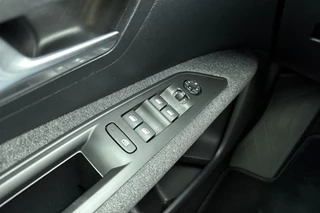 Peugeot 3008 1.2 PureTech Blue Lease Executive / trekhaak / apple carplay / navigatie / parkeersensoren / 19