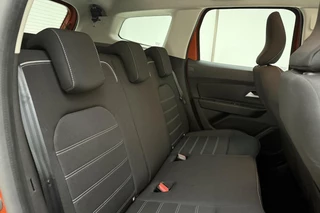 Dacia Duster 1.3 TCe 150 Journey Automaat | Navigatie | Camera | Keyless | Dakrails | Weinig kilometers | Hoge instap | Lichtmetalen velgen / 14