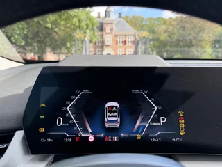 BMW iX1 xDrive30 Launch Edition 67 kWh | HUD | 360 | Keyless | BTW | LED | / 14