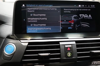 BMW iX3 High Executive 80 kWh Automaat  / Driving Assistant Professional / SOH 97% / Live Cockpit Professional / Trekhaak / Panoramadak / Adaptief Onderstel / Leder / Harman Kardon / Shadow Line / Head-Up Display / Adaptieve LED-koplampen / DAB / 20 Inch / 31