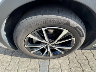 Toyota C-HR 2.0 PLUG-IN HYBRID 220 FIRST EDITION STOEL/STUURVERW BLIND-SPOT PARK-SENSOREN NAVI APPLE/ANDROID EL-ACHTERKLEP 18" LM-VELGEN / 8