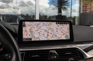 BMW 5-serie Touring 540i xDrive High Executive Luxury-Line | 1e eigenaar | Achterasbesturing | Cruise control adaptief | Apple carplay | Adaptief LED | DAB | Panoramadak | HiFi audio / 24