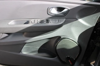 Renault Clio 0.9 TCE LIMITED Parkeer sensoren / Cruise control / Trekhaak / 16