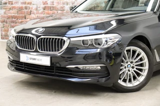 BMW 5 Serie Touring 540i xDrive High Executive Automaat  / Harman Kardon / Adaptief Onderstel / Driving Assistant / Achteruitrijcamera / Navigatie Professional / Cruise Control / Sportstoelen / Parking Assistant / Zonnescherm / Climate Control / 18 Inch / Stoelverwarming voor+achter / 2