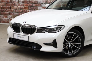 BMW 3 Serie Sedan 318i Executive Sport Line Automaat  / Live Cockpit Professional / Stoelverwarming / Parkeersensoren voor+achter / LED / 18 Inch / DAB / Climate Control / Shadow Line / Extra Getint Glas / Apple CarPlay / Cruise Control / Lichtpakket / 2