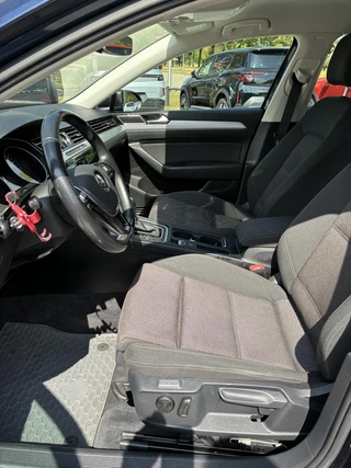 Volkswagen Passat 1.8 TSI Business Edition R Automaat | Climate control | Achteruitrij camera | Navigatie | Elektrisch Pakket | Afneembare Trekhaak | Ergo-Comfort stoel | Parkpilot | LM-Velgen | LED Verlichting / 42