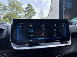 Peugeot 2008 1.2 Turbo 130 PK Allure Pack | Trekhaak 1200 KG | Navigatie | 3D Virtual Cockpit | Stoelverwarming | LED Verlichting | Half Lederen Bekleding | Keyless Start | Climate Control | Cruise Control | 17 Inch Lichtmetalen Velgen | / 19