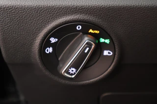 Volkswagen T-Roc 1.5 TSI 150pk DSG Style Trekhaak Camera Stoelverwarming Massage Virtual Cockpit Navigatie / 17