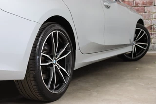 BMW 3 Serie Sedan 320i Executive Sport Line Automaat  / Live Cockpit Professional / M Sportstuurwiel / Shadow Line / 19 Inch / Climate Control / Sportstoelen / Bluetooth / Neerklapbare Achterbank / LED / Parkeersensoren voor+achter / 7