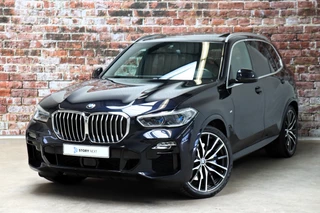 BMW X5 xDrive40i High Executive M Sport Pakket Automaat  / Live Cockpit Professional / Adaptive Air Suspension / Panoramadak Sky Lounge / Bowers & Wilkins / Active Steering / Comfortstoelen / Laserlight / Crafted Clarity / 22 Inch / Leder / M Sportremsysteem
