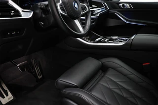 BMW X5 xDrive50e M-Sport | PANORAMADAK | HEAD UP | HOUTAFWERKING | ACHTERBANKVERWARMING | TREKHAAK | 360 CAMERA | 21" / 41