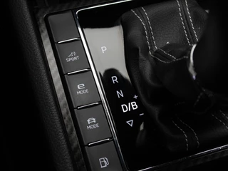 Škoda Superb Combi 1.4 TSI iV Sportline Business | Trekhaak | Camera | Stoel/Stuur Verwarming | Carplay | Navigatie | Climatronic | 19 Inch | 39.084 Km !! / 32