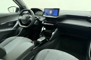 Peugeot e-2008 EV Allure Avantage 54 kWh | Navigatie | Achteruitrijcamera | Adapt. Cruise control | Parkeersensor | Apple Carplay/Android Auto | Lichtmetalen velgen / 15