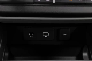 Land Rover | Defender 3.0 D250 110 MHEV SE | Luchtvering | Groot Infotainmentscherm | Premium Audio by Meridian | Black Pack | FULL LED | / 32