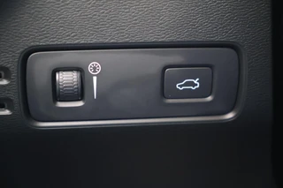 Volvo XC40 T4 Momentum | Stoelverwarming | Trekhaak | Parkeercamera | Keyless / 27