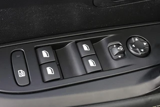 Peugeot 208 1.2 Hybrid 110 e-DCS6 GT Camera Keyless LED Apple CarPlay / 29