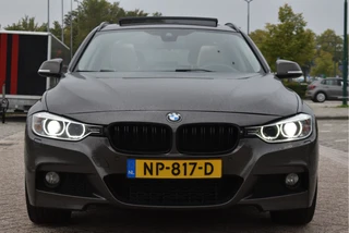 BMW 3 Serie Touring 320i xDrive High Executive M 184 pk  | Vol | HUD | Elekt.haak | Keyless | Open dak | Camera | LED/Xenon | LM-Velgen 19" / 4