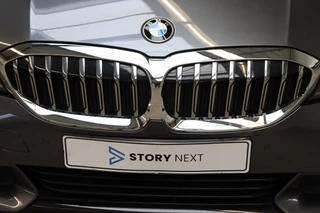 BMW 3 Serie Sedan 318i High Executive Luxury Line Automaat  / Live Cockpit Professional / Trekhaak / Stoelverwarming voor+achter / Achteruitrijcamera / Harman Kardon / Stuurverwarming / LED / Ambiance Verlichting / DAB / Sportstoelen / 11