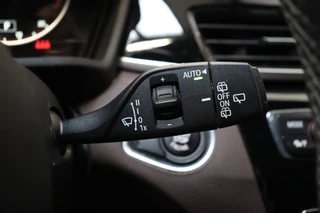 BMW X1 sDrive20i High Executive xLine Automaat  / Navigatiesysteem Plus / Trekhaak / Achteruitrijcamera / Leder / Head-Up Display / 18 Inch / 18 Inch / Stoelverwarming / Extra Getint Glas / Lichtpakket / 36