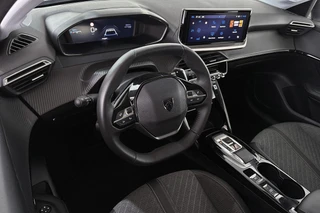 Peugeot 208 1.2 Hybrid 110 e-DCS6 Allure NL Auto Apple CarPlay Parkeersensoren / 6