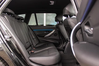 BMW 3-serie Touring 320i M Sport Edition | 2e eigenaar | NL auto | Camera | HiFi audio | Stoelverwarming | DAB | Head-up | Cruise control | LED | Park Assistant | PDC | Navigatie / 19