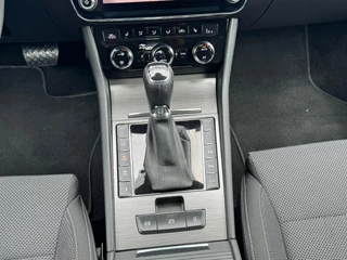 Skoda Superb Combi 1.4 TSI iV Style * AUTOMAAT * Trekhaak * Navigatiesysteem * Elektr. Kofferklep * / 28