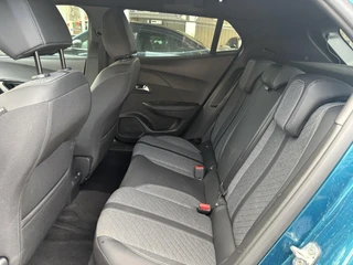 Peugeot e-2008 EV Allure 54 kWh | tot 406km WLTP range | Parkeersensoren voor + achter | Draadloos Apple Carplay/Android Auto | Cruise Control | Privacy Glass / 19