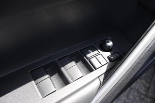 Toyota Corolla Cross 2.0 HYBRID 184PK FIRST-EDITION BLIND-SPOT EL-ACHTERKLEP LM-VELGEN KEYLESS PARK-SENSOREN STOELVERW DRAADLOOS-LADEN AD-CRUISE BLUETOOTH / 40