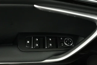 Kia Ceed 1.5 T-GDi DynamicPlusLine Automaat *DEMO* - Trekhaak - Navigatie - Stoel-/stuurverwarming - Cruise Control - Climate Control - Fabrieksgarantie tot 04-2032 / 19