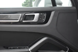 Porsche Cayenne Coupé 3.0 E-Hybrid Platinum Edition *Krijt* | Sportuitlaat | Panorama | ACC | Trekhaak | Ventilatie | Achterasbesturing | Bose | Head-Up | 22'' Wielen | / 24