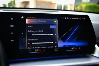 BMW iX1 xDrive30 67 kWh // 99,2% SoH | M-Sport | Panoramadak | Harman Kardon | HUD | 360 CAM | Massage| Elek. + Memory | Sfeerverlichting / 28