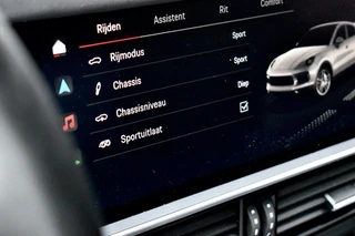 Porsche Cayenne Coupé 3.0 E-Hybrid Platinum Edition *Krijt* | Sportuitlaat | Panorama | ACC | Trekhaak | Ventilatie | Achterasbesturing | Bose | Head-Up | 22'' Wielen | / 34