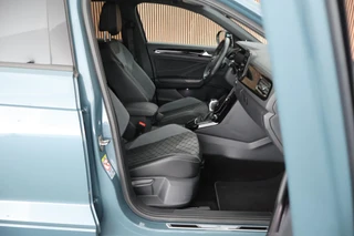 Volkswagen T-Roc 1.5 TSI 150pk DSG R-Line Business+ Black Style Trekhaak Camera Beats Stoelverwarming LED Navigatie / 15