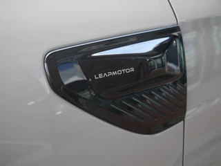 Leapmotor B10 Design Hybrid EV 18.8 kWh | Nu beschikbaar | Wltp 900km gecombineerd | Elektrisch 82km Wltp | Luxe uitvoering | Camera rondom | Stoel en stuurverwarming | Draadloze telefoonoplader | Keyless entry en start / 42