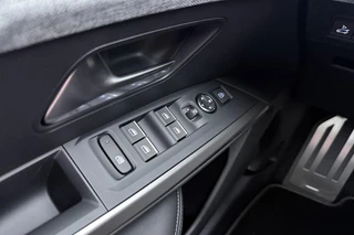 Peugeot e-3008 GT Long Range 230 97 kWh | DEMO | 8 jaar garantie | Panoramisch schuifdak | Stoelverwarming voor en achter | Alcantara bekleding | Navigatie | Camera / 24